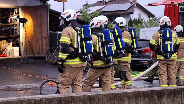 Gas-Verpuffung in Axams fordert Feuerwehr