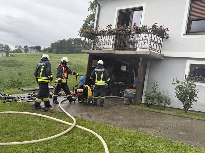 Einsatzkräfte vor dem betroffenen Haus.