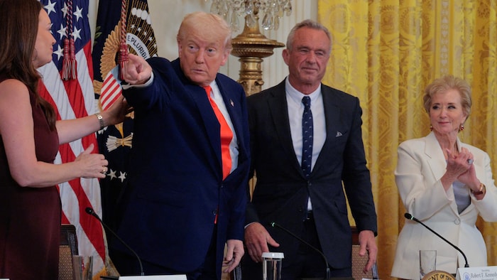 Trump mit seinem Gesundheitsminister Robert F. Kennedy Jr. bei der Präsentation des Berichts.