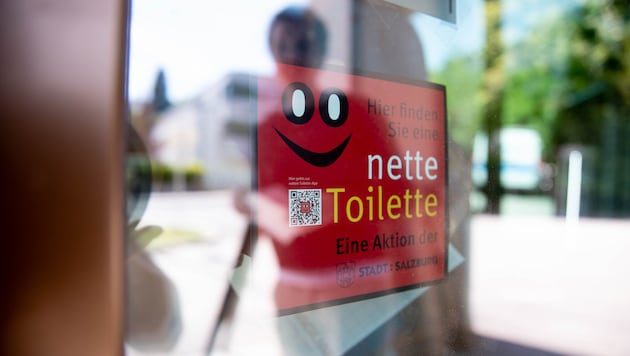 Ein Sticker, eine Botschaft: Hier geht‘s gratis aufs Klo.