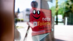 Ein Sticker, eine Botschaft: Hier geht‘s gratis aufs Klo.