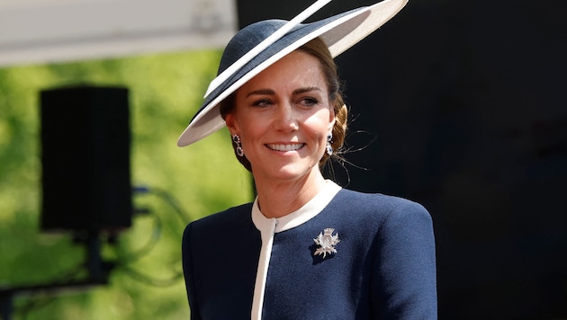 Prinzessin Kate begeisterte bei einer Schiffstaufe in Glasgow in einem Designerlook im martimen Stil.