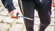 Der 44-Jährige zückte plötzlich ein Messer und bedrohte damit seinen Kontrahenten.