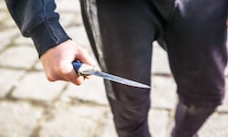 Der 44-Jährige zückte plötzlich ein Messer und bedrohte damit seinen Kontrahenten.