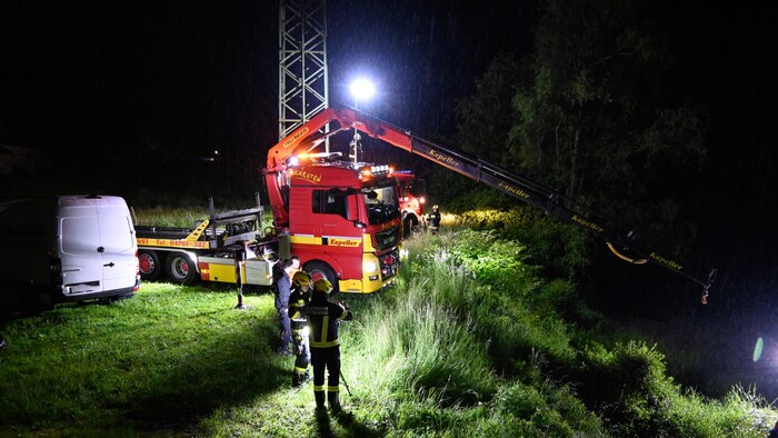 Das Unfallauto musste per Kran geborgen werden.