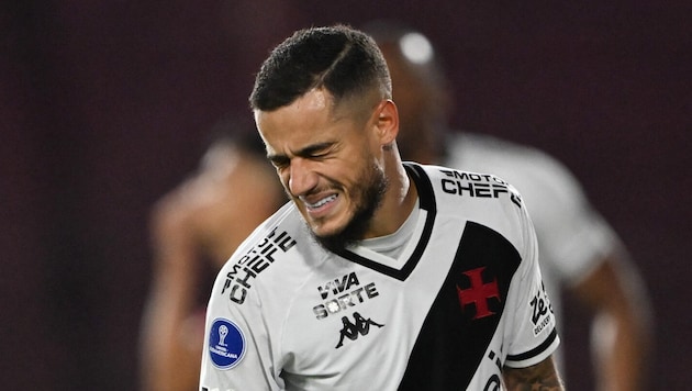 Schreck-Moment für Ex-Bayern-Profi Coutinho während eines Interviews in Rio de Janeiro.
