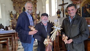 Der in der Pfarre aktive Günther Gasper, Künstler Friedrich Kach, Mesner Johann Karner mit ...