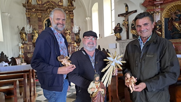 Der in der Pfarre aktive Günther Gasper, Künstler Friedrich Kach, Mesner Johann Karner mit Christus, Engeln und Heiliggeisttaube: Seit 2017 wird in Gurnitz die kaum fassbare Glaubenswahrheit der Himmelfahrt dargestellt.