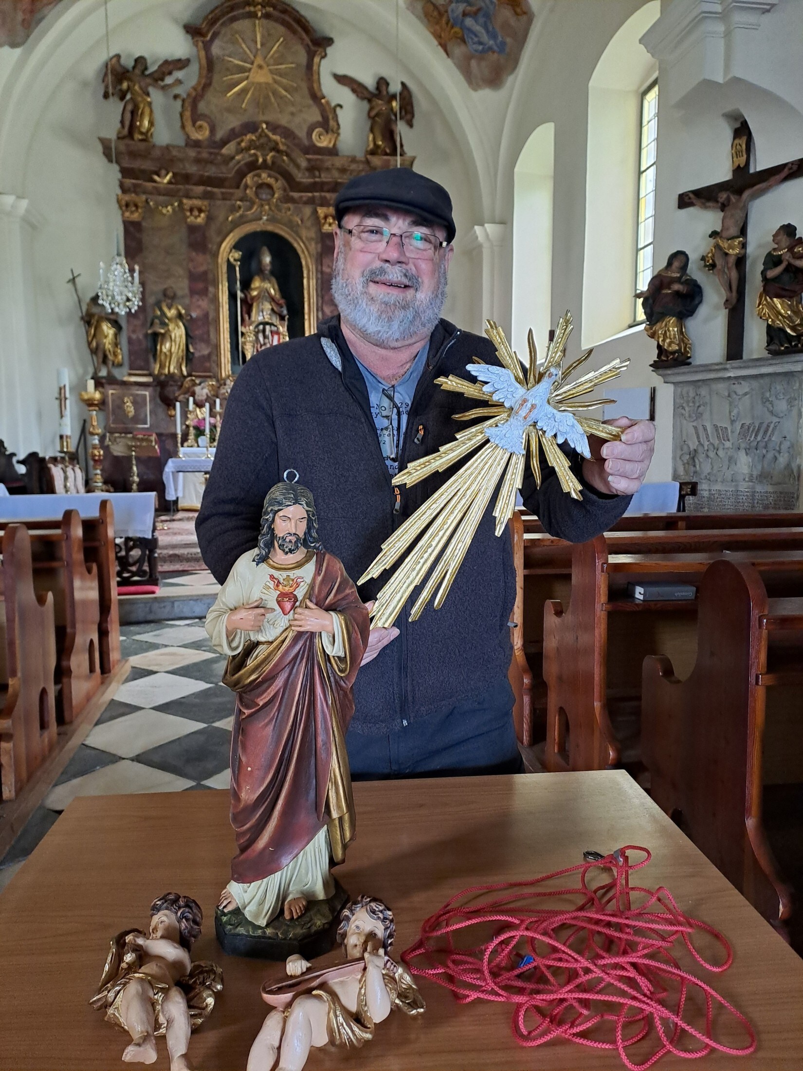 Friedrich Kach von KunstWeltKach hat die Figuren gespendet: Christus und die Engel, die zu Christi Himmelfahrt durch das Heiliggeistloch auffahren. (Bild: Kogler Christina Natascha) Friedrich Kach von KunstWeltKach hat die Figuren gespendet: Christus und die Engel, die zu Christi Himmelfahrt durch das Heiliggeistloch auffahren. (Bild: Kogler Christina Natascha)