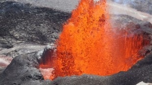 In Vulkangesteinen aus Hawaii fanden Forscher winzige Spuren eines Isotops des Edelmetalls ...