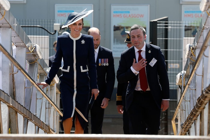 Prinzessin Kate wählte ihren Look passend zum Anlass und erschien zur Schiffstaufe in einem maritimen Designerlook.