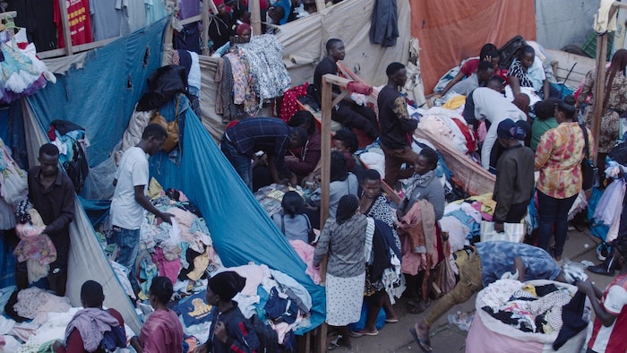Europa überschwemmt Uganda mit Second-Hand-Kleidung.
