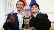 Freude etwas getrübt: Roland Weißmann mit unserem ESC-Sieger JJ (Bild: APA/Helmut Fohringer)
