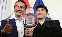 ORF-General Roland Weißmann und unser Sieger JJ, der dann einen Eklat lieferte. Er forderte ...