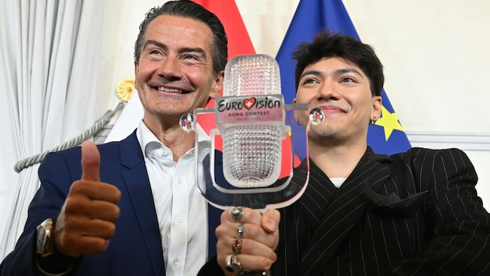 ORF-General Roland Weißmann und unser Sieger JJ, der dann einen Eklat lieferte. Er forderte ...