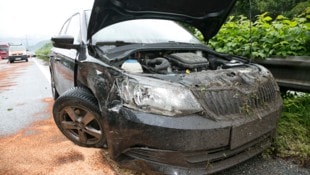 Beide Unfallwagen sind stark beschädigt worden.