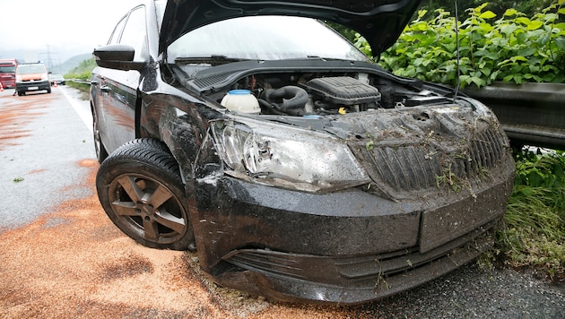 Beide Unfallwagen sind stark beschädigt worden.