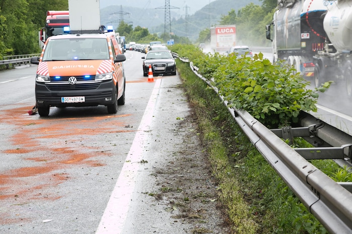 Die Unfallfahrzeuge prallten mehrfach gegen die Mittelleitschiene.
