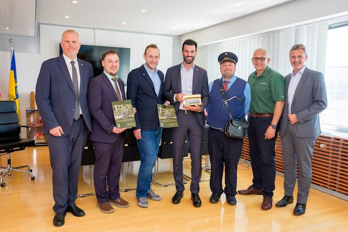 NÖVOG Geschäftsführer Michael Hasenöhrl, Werner Prokop (Vorstand RMG-Verlag), der Leiter der NÖVOG Betriebsführung Johannes Schendl, Landesvize Udo Landbauer, der Obmann des Waldviertler Schmalspurbahnvereins Manfred Schwingenschlögl, Dienststellenleiter Waldviertelbahn Herbert Frantes und NÖVOG Geschäftsführer Wolfgang Schroll (von links) mit der Festschrift.