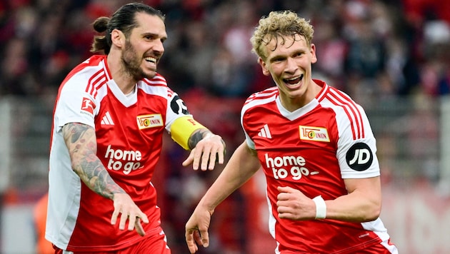 Leopold Querfeld (rechts) durfte sich mit Christopher Trimmel über ein spektakuläres Spiel gegen Stuttgart freuen.