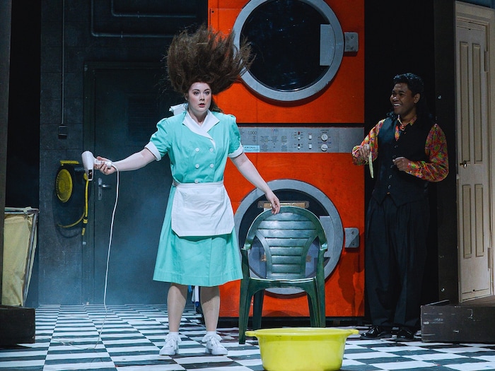 Susanna (Lauren Urquhart) kriegt einen Stromschlag und Figaro (Michael Arivony) freut's.