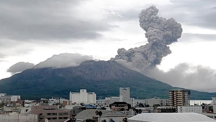 Der Sakurajima liegt direkt gegenüber dem Zentrum der Hafenstadt Kagoshima (im Vordergrund zu sehen)