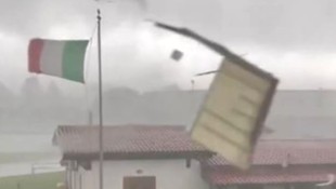 Die Sturmböen waren gewaltig, wie dieser Screenshot einer Videoaufnahme zeigt. (Bild: x.com/giocogio1)