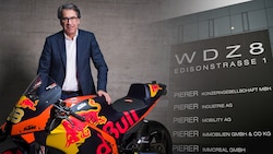 Stefan Pierers Aus bei KTM ist besiegelt – bis alle dazu benötigten Freigaben da sind, wird es aber noch dauern. (Bild: Krone KREATIV/Markus Wenzel, Philip Platzer)
