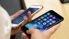 Wenn ein neues Smartphone angeschafft wird, landet das alte oft einfach in einer Schublade. (Symbolbild) (Bild: AP/Kiichiro Sato)