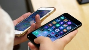 Wenn ein neues Smartphone angeschafft wird, landet das alte oft einfach in einer Schublade (Symbolbild). (Bild: AP/Kiichiro Sato)