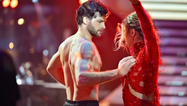 Mit viel Körpereinsatz und toller Tanzleistung holte sich Aaron Karl am Freitagabend den Sieg bei „Dancing Stars“. (Bild: ORF/Thomas Ramstorfer)