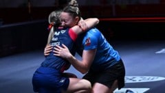 Sofia Polcanoca und Partnerin Bernadette Szöcs jubeln über Edelmetall.
