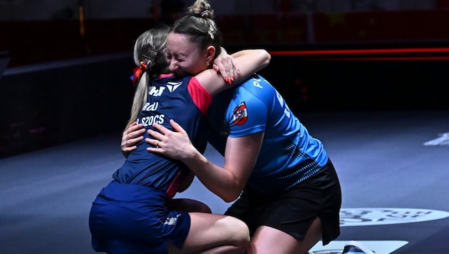 Sofia Polcanoca und Partnerin Bernadette Szöcs jubeln über Edelmetall.