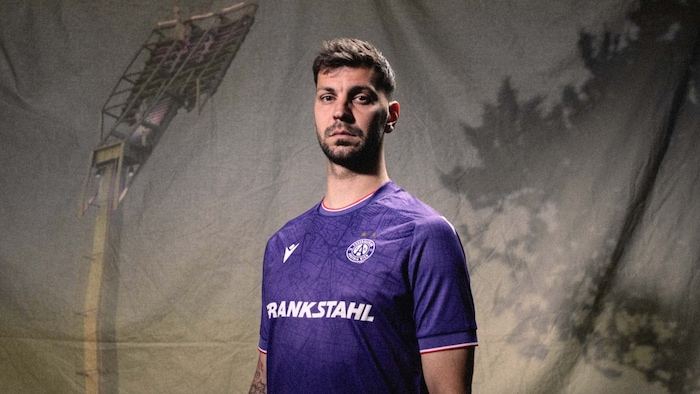 Aleksandar Dragovic und Co. werden das neue Heimtrikot bereits am Samstag gegen Blau-Weiß Linz ausführen.