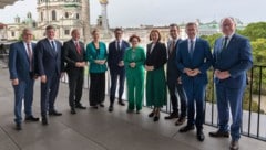 Wiens Energiestadtrat Jürgen Czernohorszky (Mitte) mit seinen acht Landeskollegen und Energie-Staatssekretärin Elisabeth Zehetner (rechts von Czernohorszky) (Bild: Stadt Wien)