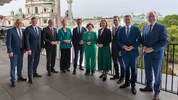 Wiens Energiestadtrat Jürgen Czernohorszky (Mitte) mit seinen acht Landeskollegen und ...