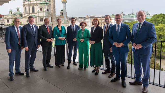 Wiens Energiestadtrat Jürgen Czernohorszky (Mitte) mit seinen acht Landeskollegen und Energie-Staatssekretärin Elisabeth Zehetner (rechts von Czernohorszky)