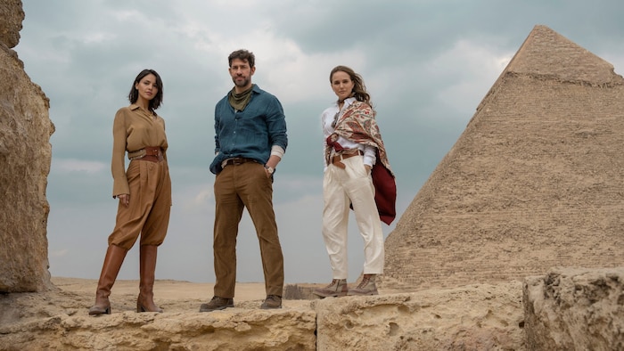 Auf der Suche nach dem Jungbrunnen landen Luke (Krasinski), Charlotte (Portman) und Ezme (Eiza González) bei den Pyramiden von Gizeh.