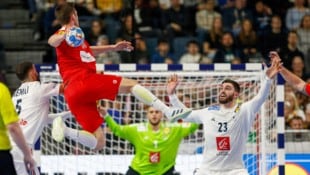 Bilyk ist wieder fit, segelt an diesem Handball-Wochenende für Kiel durch die Luft. (Bild: GEPA)
