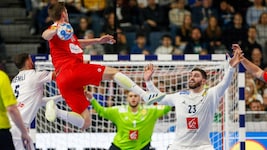 Bilyk ist wieder fit, segelt an diesem Handball-Wochenende für Kiel durch die Luft.