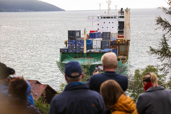 Schaulustige fotografieren die gestrandete „NCL Salten“.