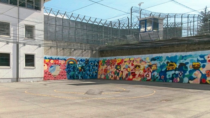 23 Stunden Einschlusszeit ist großteils die Norm, Spaziergänge im Innenhof gibt es auch.