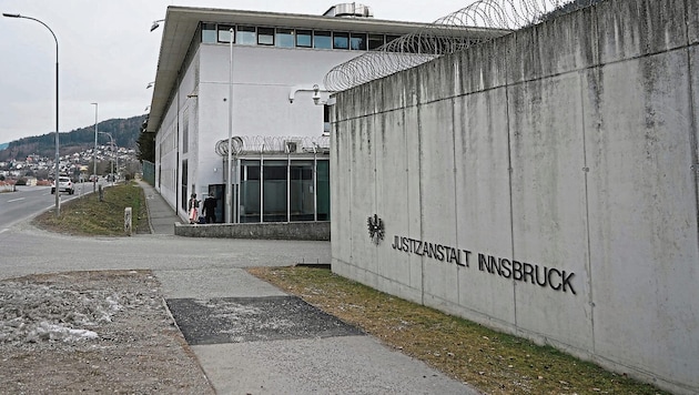 Hinter den dicken Mauern der Justizanstalt Innsbruck kam es vor allem im Jahr 2020 zu den Konflikten, die heute noch nachwirken.