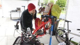 Besucher können Fahrräder, Textilien und kleine Elektrogeräte reparieren lassen.