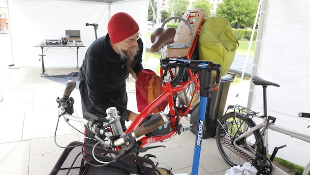 Besucher können Fahrräder, Textilien und kleine Elektrogeräte reparieren lassen.