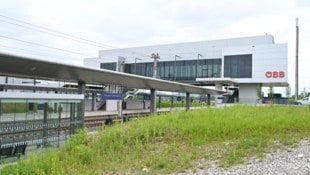 Eine der modernsten Wartehallen im Land wird zur Partyzone. (Bild: Evelyn Hronek)