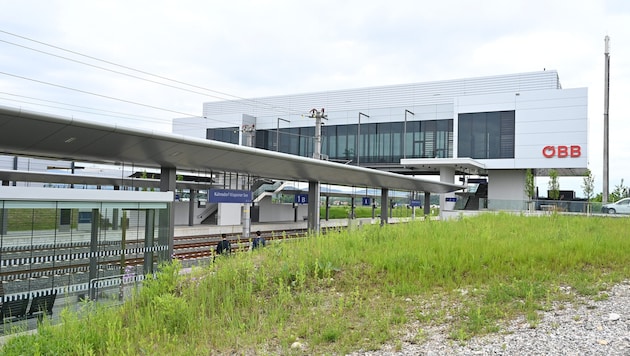 Eine der modernsten Wartehallen im Land wird zur Partyzone.