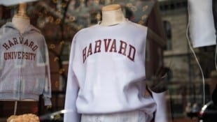 Trump sieht Harvard als „woke“ Universität. (Bild: AFP/JOSEPH PREZIOSO)