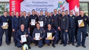 Die stolzen Feuerwehr-„Maturanten“ unter sich.