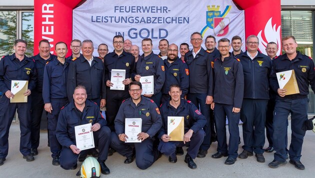 Die stolzen Feuerwehr-„Maturanten“ unter sich.
